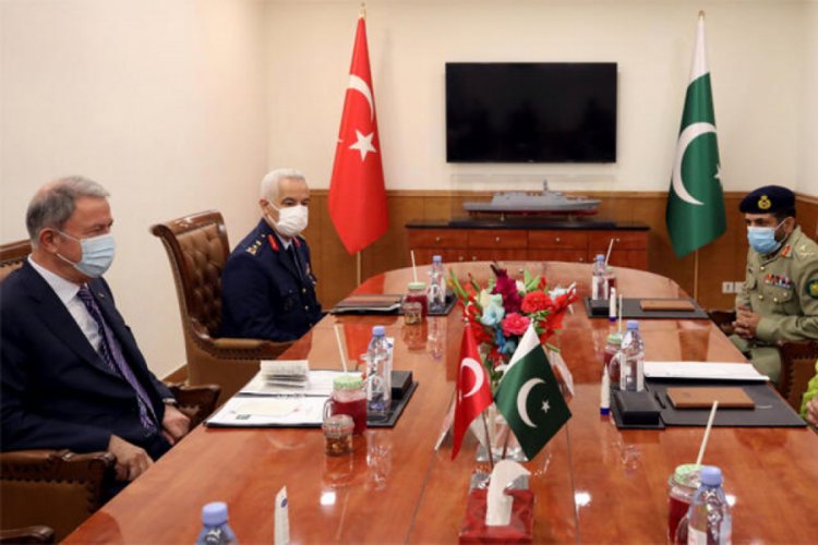 Milli Savunma Bakanı Akar'dan Pakistan'da &ouml;nemli mesajlar