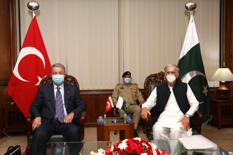 Bakan Akar, Pakistan Savunma Bakanı Khattak ile bir araya geldi
