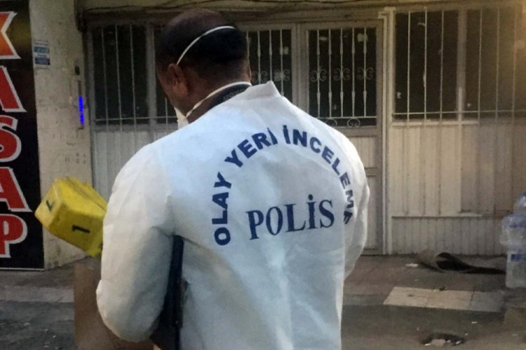 Balkondan yarı &ccedil;ıplak halde otomobilin &uuml;zerine d&uuml;şt&uuml;