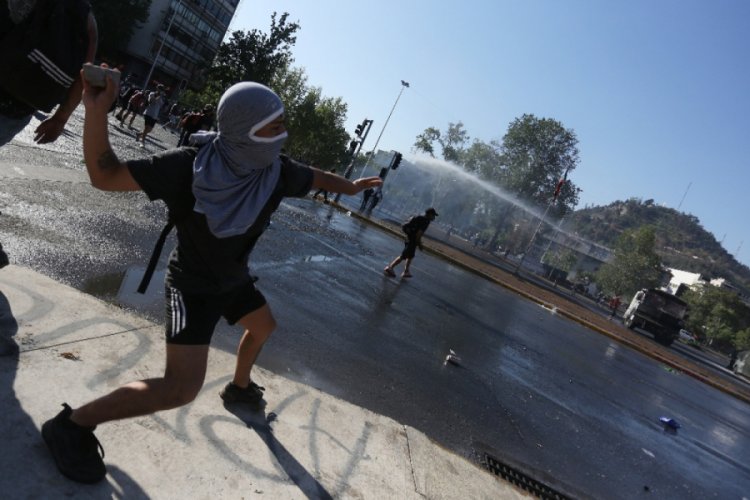 Şili'de halk anayasanın yeniden yazılmasını istedi