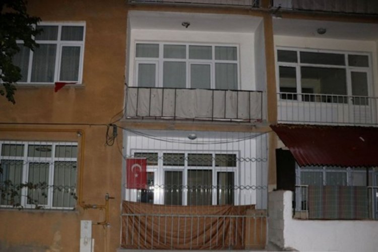 Kocasının bı&ccedil;akladığı kadın balkondan atladı