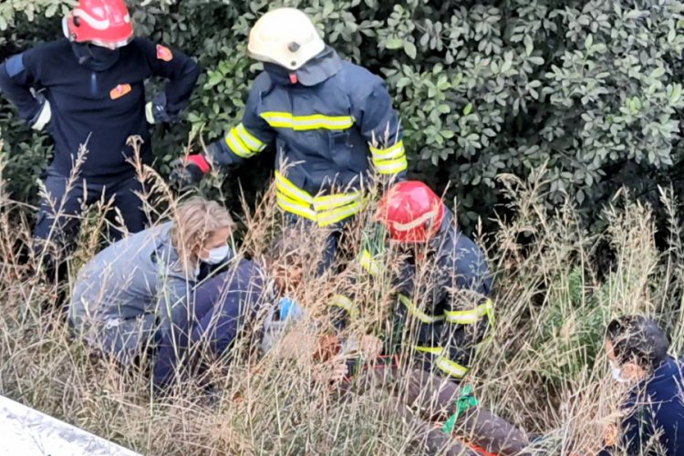 T&uuml;rbeye elektrik kablosu &ccedil;ekerken ormanlık alana yuvarlandı