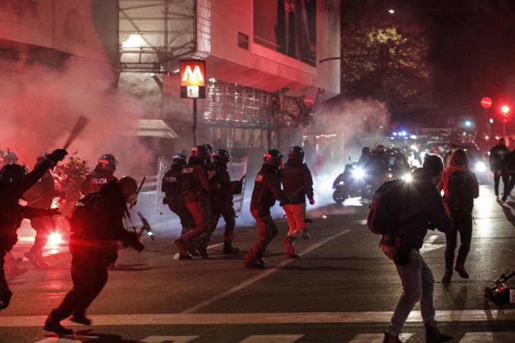 İtalya'da sokağa &ccedil;ıkma yasağına karşı protestolar devam ediyor