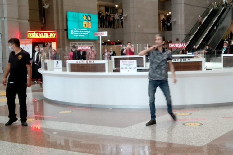 İstanbul Adalet Sarayı'nın i&ccedil;inde hareketli anlar
