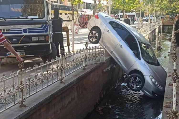 Su kanalına d&uuml;şen ara&ccedil;tan yara almadan kurtuldu!