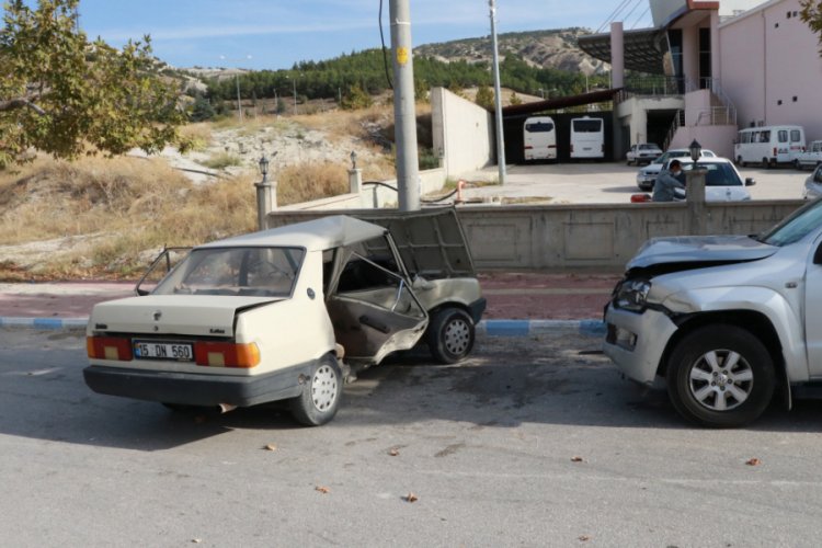 Kamyonetle otomobil &ccedil;arpıştı: 2'si &ccedil;ocuk 7 yaralı