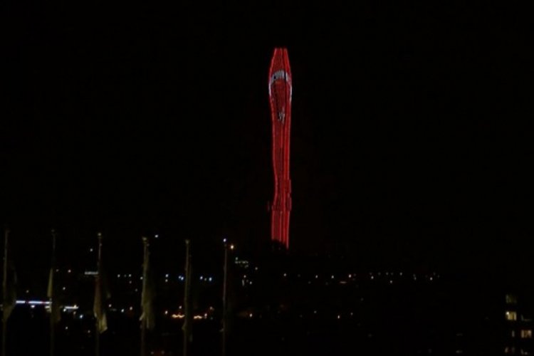 &Ccedil;amlıca Televizyon Kulesi T&uuml;rk Bayrağı'na b&uuml;r&uuml;nd&uuml;