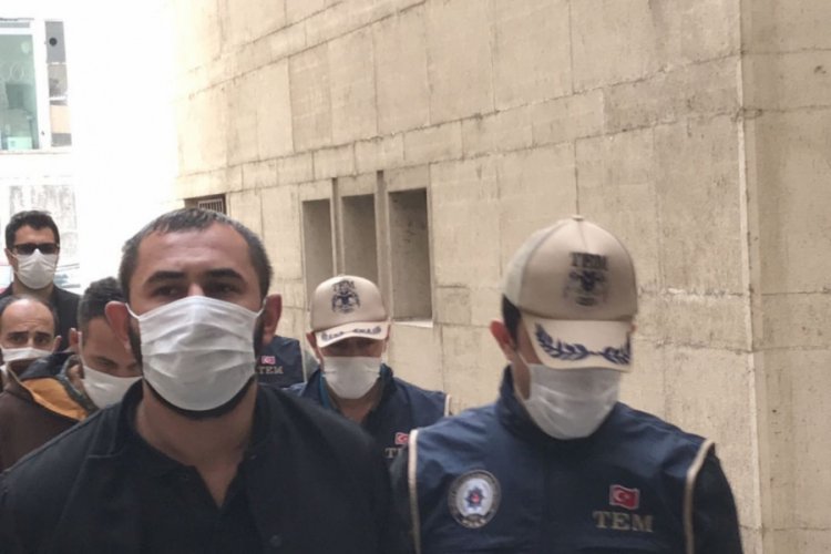 Bursa'da kovalamaca sonucu yakalanan ş&uuml;phelilerden el bombası &ccedil;ıktı
