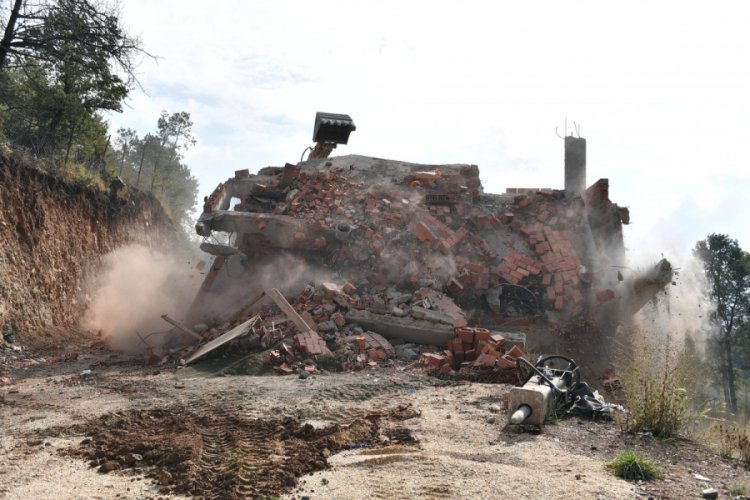 Bursa'da ka&ccedil;ak yapılar inşaat halindeyken yıkıldı