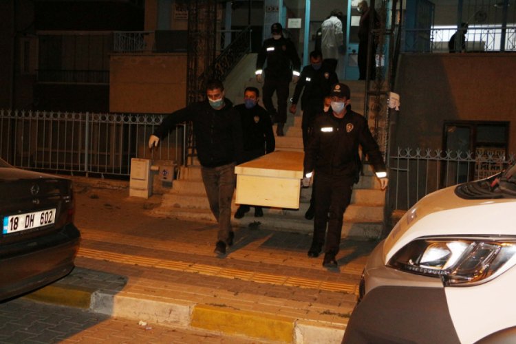 Bir ay &ouml;nce boşandığı eşini tabancayla &ouml;ld&uuml;rd&uuml;