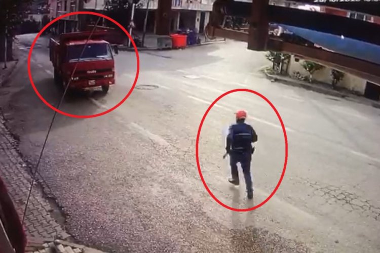 Bursa'da el freni çekilmeyen kamyonetin evin duvarına çarpma anı kamerada