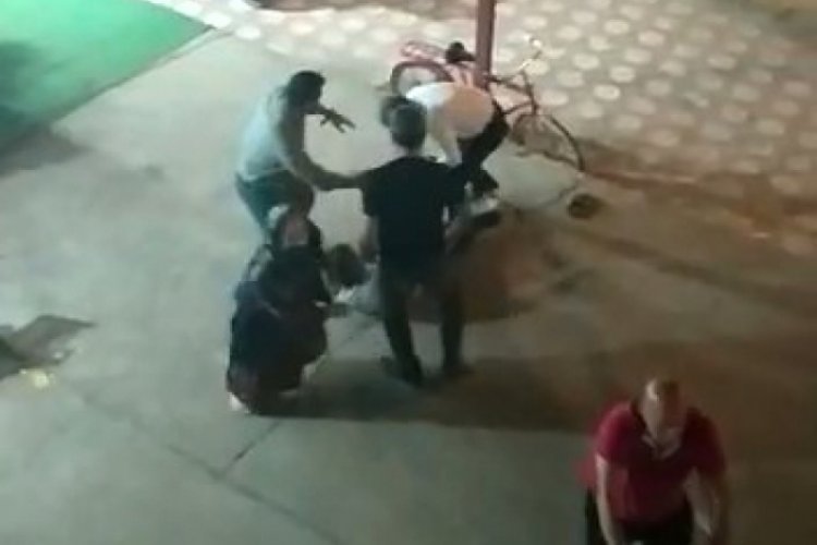 Boşanmak istemeyen kadın, kocası ve akrabaları tarafından d&ouml;v&uuml;ld&uuml;