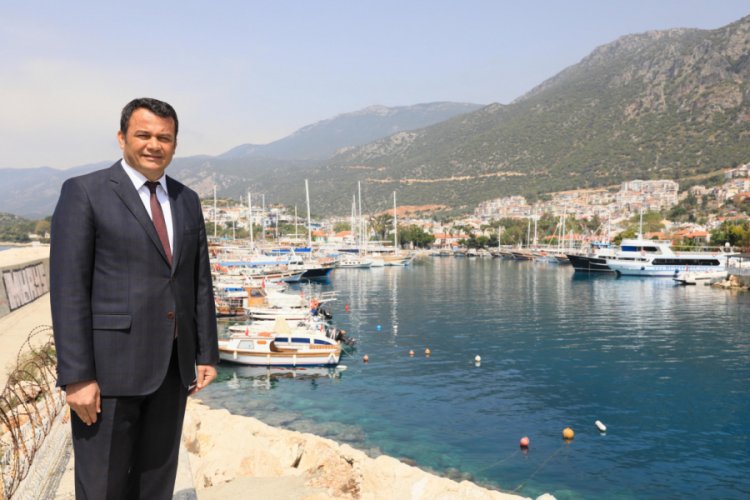 Kaş Belediye Başkanı: Meis'e provokasyon ama&ccedil;lı dev Yunan bayrağı asıldı