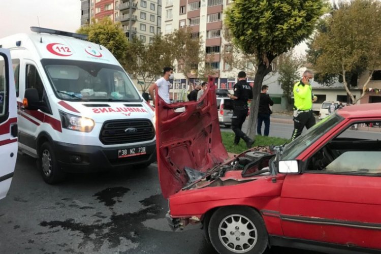 Kayseri'de iki otomobil çarpıştı