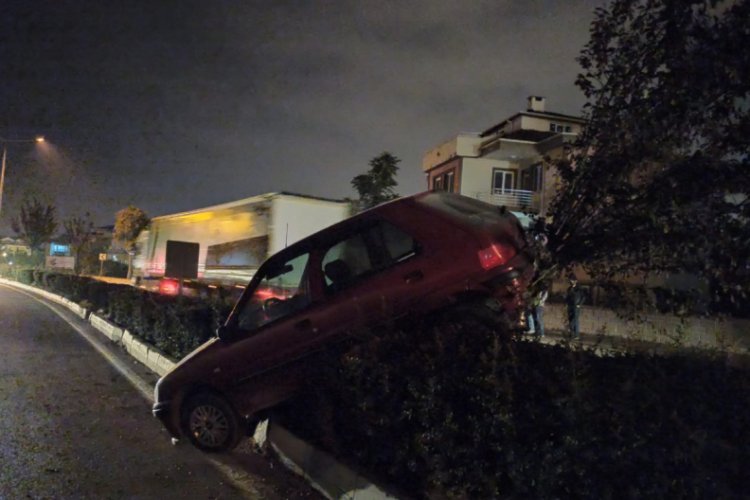 Bursa'da, kaza yapan otomobil bariyerlerde asılı kaldı