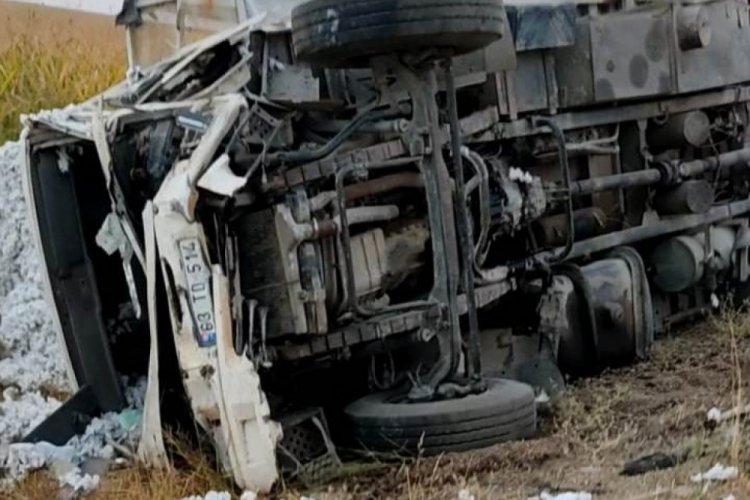 Kamyonlar kafa kafaya &ccedil;arpıştı