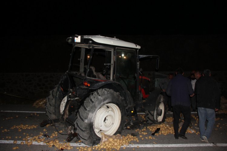 Kamyon ile trakt&ouml;r &ccedil;arpıştı: 1 &ouml;l&uuml;, 3 yaralı