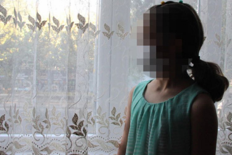 Koronavir&uuml;s hastası 9 yaşındaki &ccedil;ocuğun y&uuml;z&uuml;ne t&uuml;k&uuml;rd&uuml;