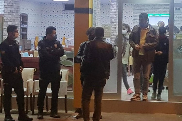 G&uuml;r&uuml;lt&uuml;y&uuml; duyup dışarı &ccedil;ıktı, bacağından vuruldu