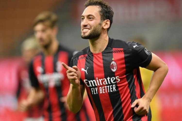 Hakan &Ccedil;alhanoğlu, Manchester United'ın radarında!