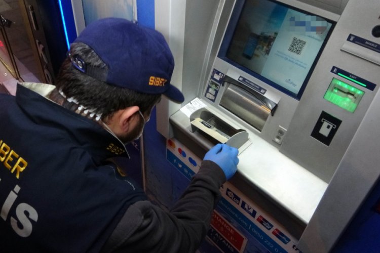 ATM'nin i&ccedil;inde gizli kameralı d&uuml;zenek ele ge&ccedil;ti