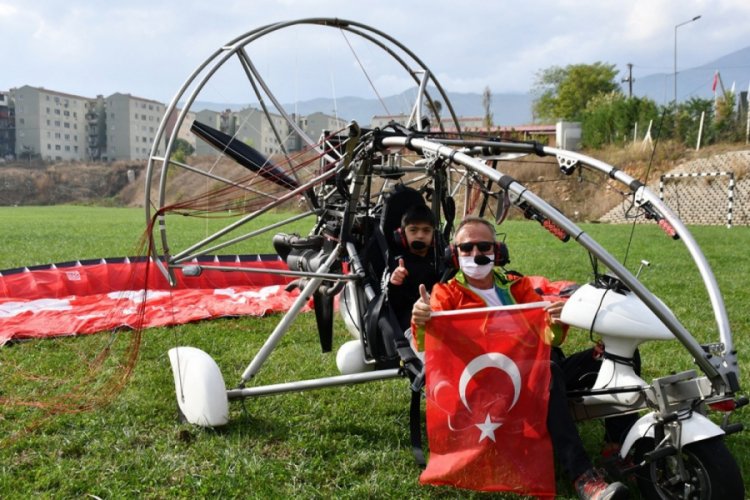 Bursa'da engelli &ouml;ğrenciler 29 Ekim'de g&ouml;ky&uuml;z&uuml;nde u&ccedil;tu