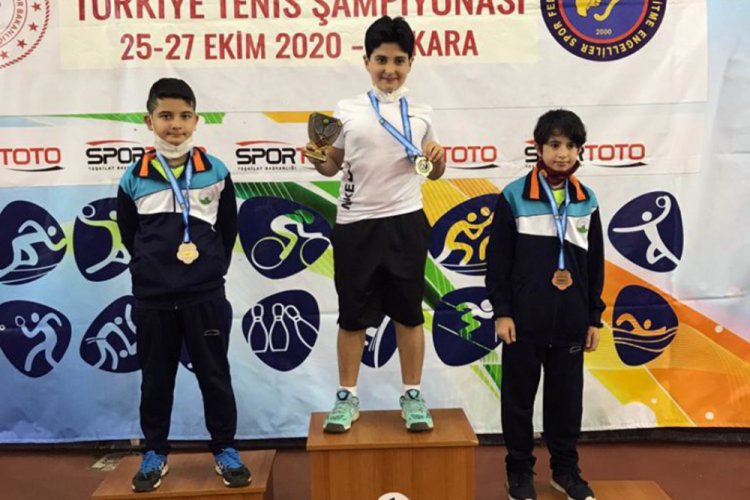 Bursa'da gen&ccedil; raketlerden g&uuml;m&uuml;ş ve bronz madalya
