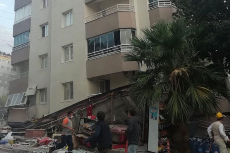 11 katlı binanın ilk 3 katı çöktü! Markette 20 kişi mahsur kaldığı iddiası