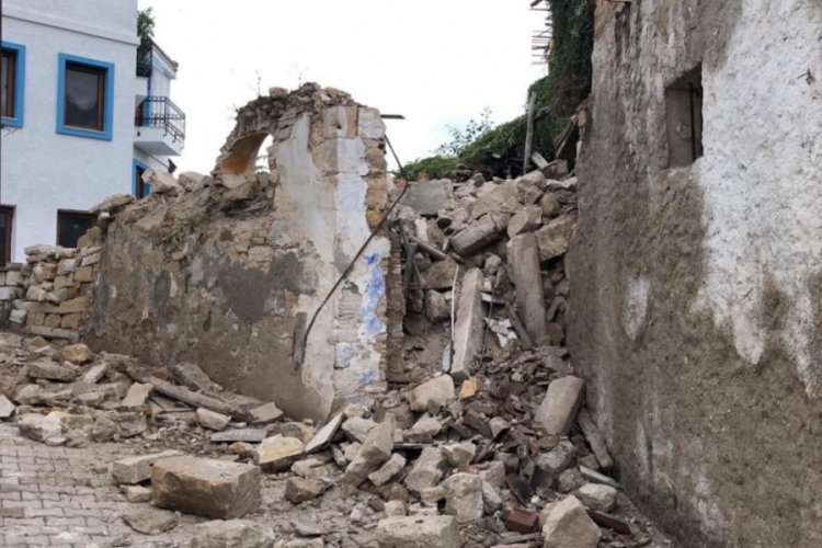 Deprem Çeşme'deki bazı binaların duvarlarını yıktı