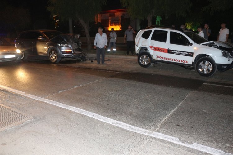 Adana'da 3 otomobil çarpıştı