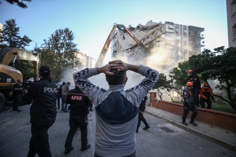 Depremde bir kısmı yıkılan Karagül Apartmanı kontrollü olarak yıkıldı