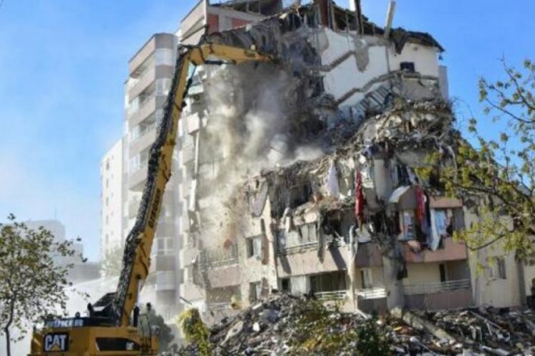 Depremde 3 katı çöken Yılmaz Erbek Apartmanı'nda yıkım sürüyor