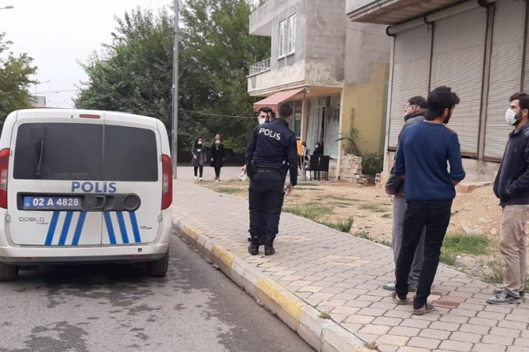 Tanımadığı kişi tarafından sokak ortasında bı&ccedil;aklandı