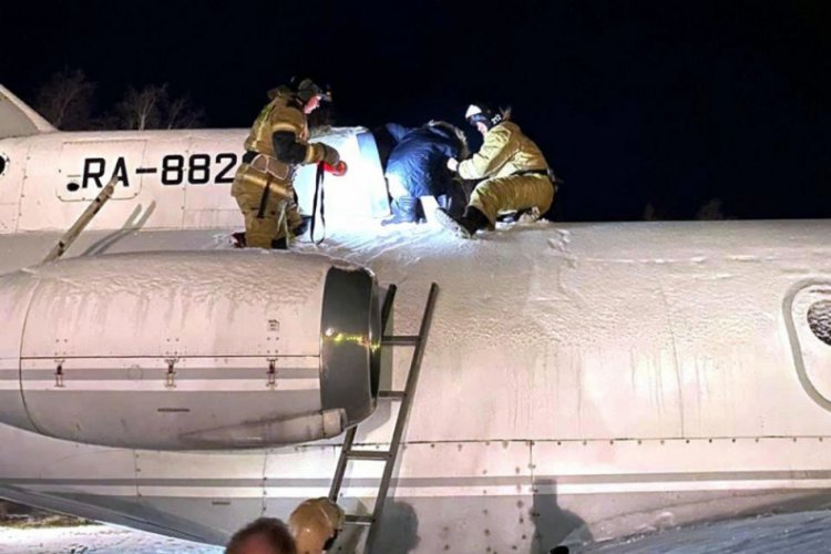 Rusya'da uçak türbinine sıkışan çocuk kurtarıldı