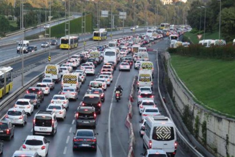 Bilim Kurulu &uuml;yesi &Ouml;zl&uuml;'den kademeli mesai &ouml;nerisi