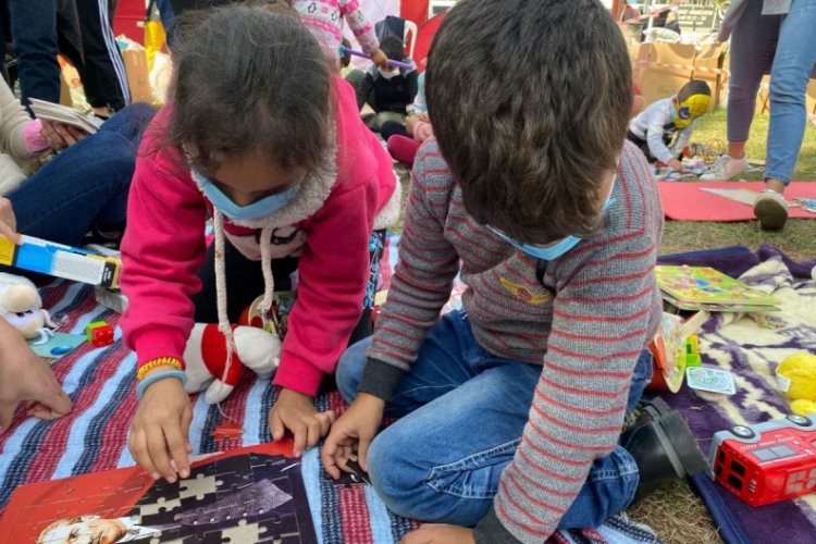Depremzede çocuklar için çadırlar arasına oyun alanı hazırlandı