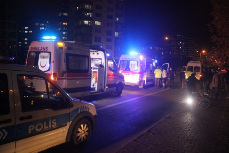 Motosiklet, servisten inen kadına &ccedil;arptıktan sonra devrildi