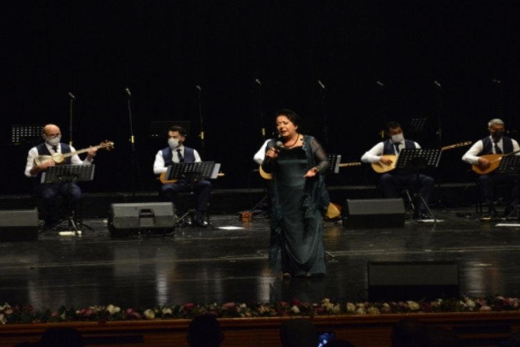 Bursa'da İzmir depremzedelerine yardım konseri