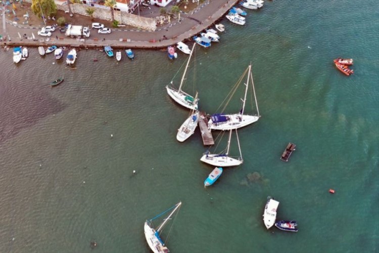Depremin ardından batan ve karaya oturan tekneler kurtarıldı