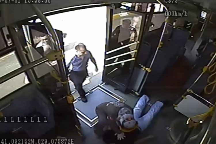 Polisin kalp krizi geçiren yolcuyu kurtarma çabası kamerada