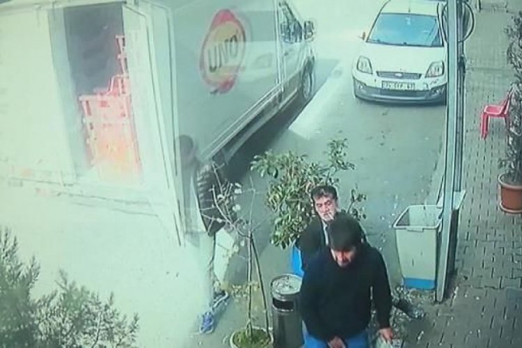 Kamyonetin a&ccedil;ık unutulan kasa kapağı, sokakta y&uuml;r&uuml;yen kişiye &ccedil;arptı