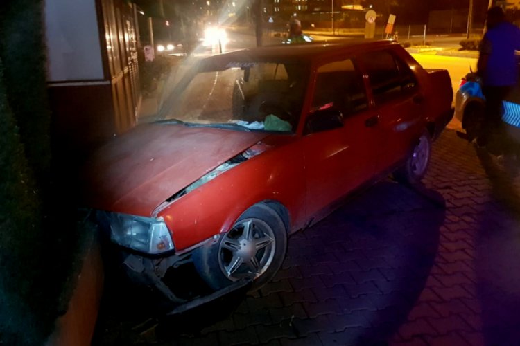 Bursa'da otomobil okul duvarına çarptı: 2 yaralı