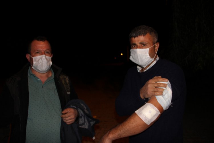Belediye Başkanı zarf a&ccedil;ma aparatını tartıştığı vatandaşın koluna sapladı