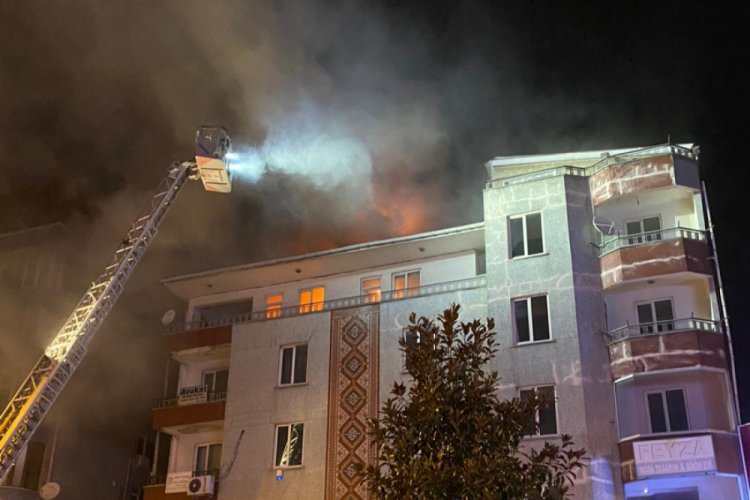 Sultanbeyli'de korkutan çatı yangını