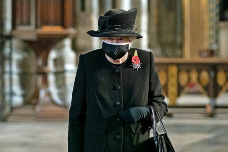 Krali&ccedil;e Elizabeth ilk kez halk i&ccedil;inde maskeli g&ouml;r&uuml;nt&uuml;lendi