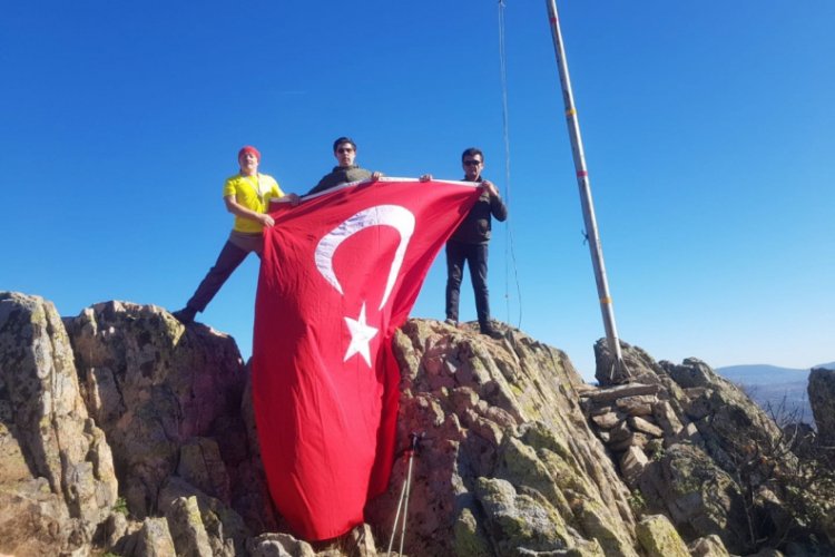 Bursa'nın dağ yöresinin zirvesindeki bayrak yenilendi