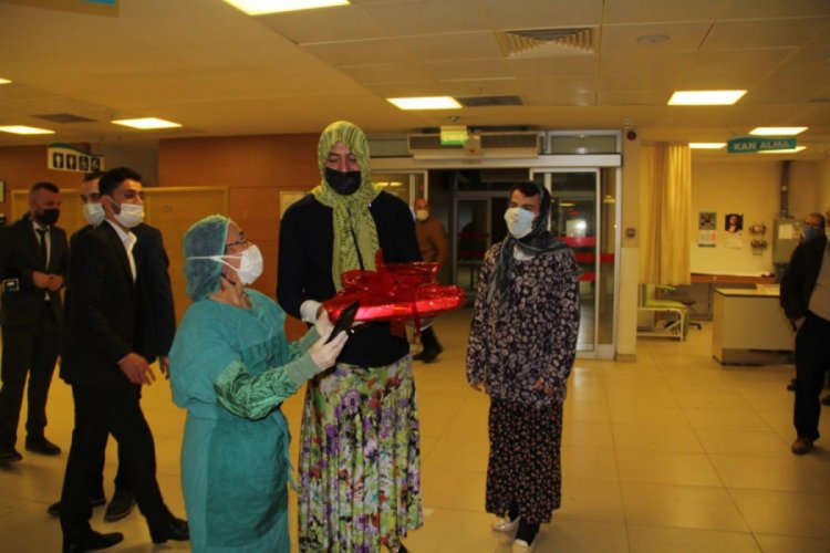 Bursa'da kadın kıyafetleri giydirilen damat sağlık çalışanlarına baklava ikram etti