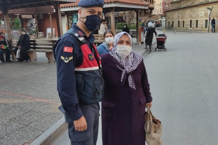 Bursa'da jandarma ekipleri, parkta unutulan &ccedil;antayı sahibine teslim etti