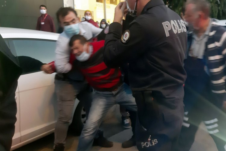 Otob&uuml;s şof&ouml;r&uuml; sinir krizi ge&ccedil;irip ortalığı birbirine kattı