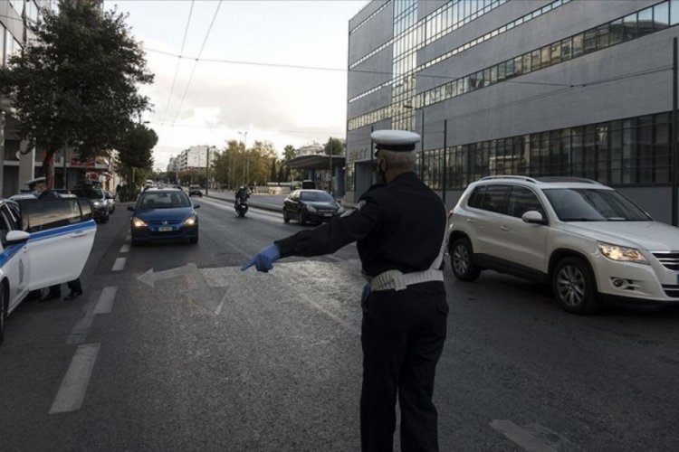 Yunanistan'da sokağa çıkma yasağının süresi 8 saate çıkarıldı